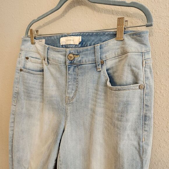 Torrid Distressed Boyfriend Jeans Light Wash Ripped Denim Size 12 Regular - Picture 5 of 12